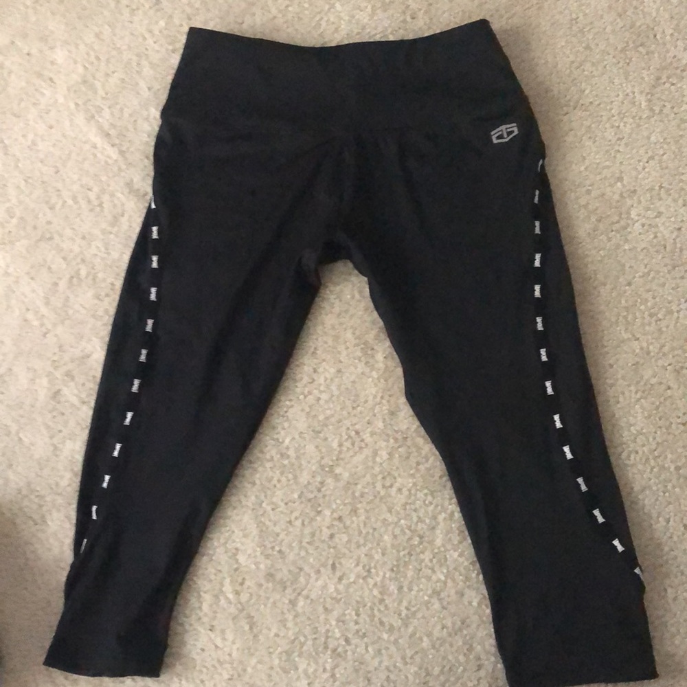 🌸 EUC Tapout WWE crop leggings, Lg